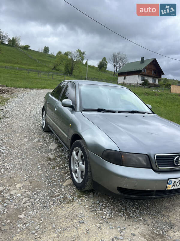 Седан Audi A4 1998 в 
