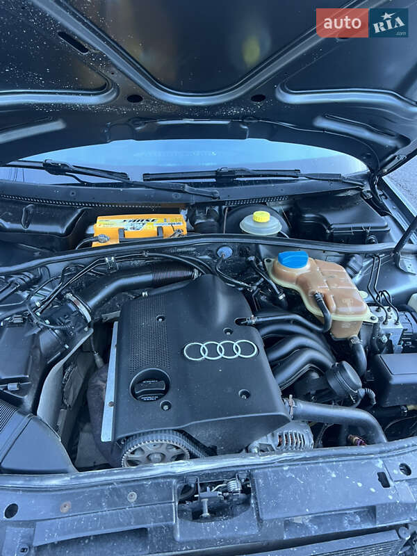Седан Audi A4 1998 в Черной Тисе