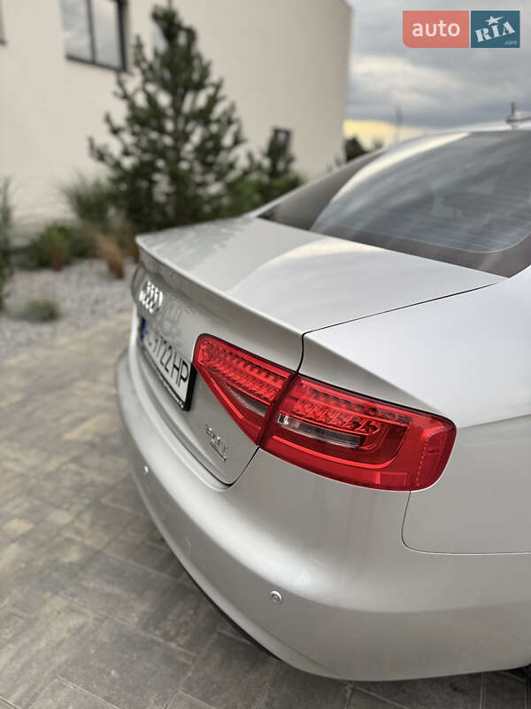 Седан Audi A4 2013 в Луцке