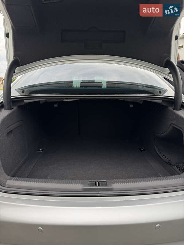 Седан Audi A4 2013 в Луцке