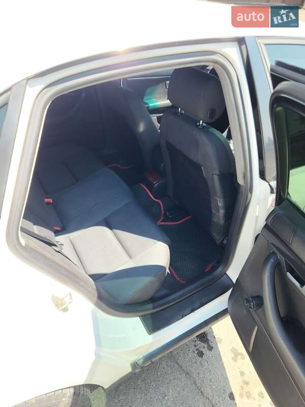 Седан Audi A4 2002 в Літині