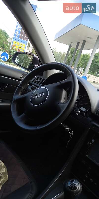 Седан Audi A4 2002 в Тростянце