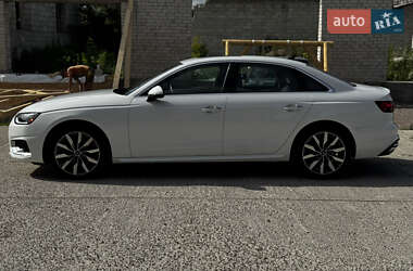 Седан Audi A4 2022 в 