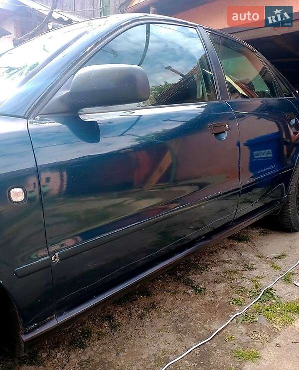 Седан Audi A4 1995 в Мукачево