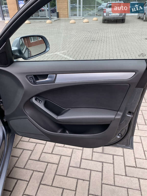 Седан Audi A4 2012 в Луцке