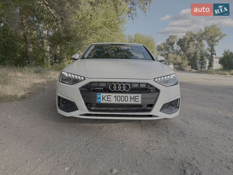 Седан Audi A4 2022 в 