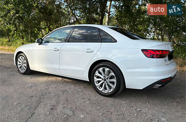 Седан Audi A4 2022 в 