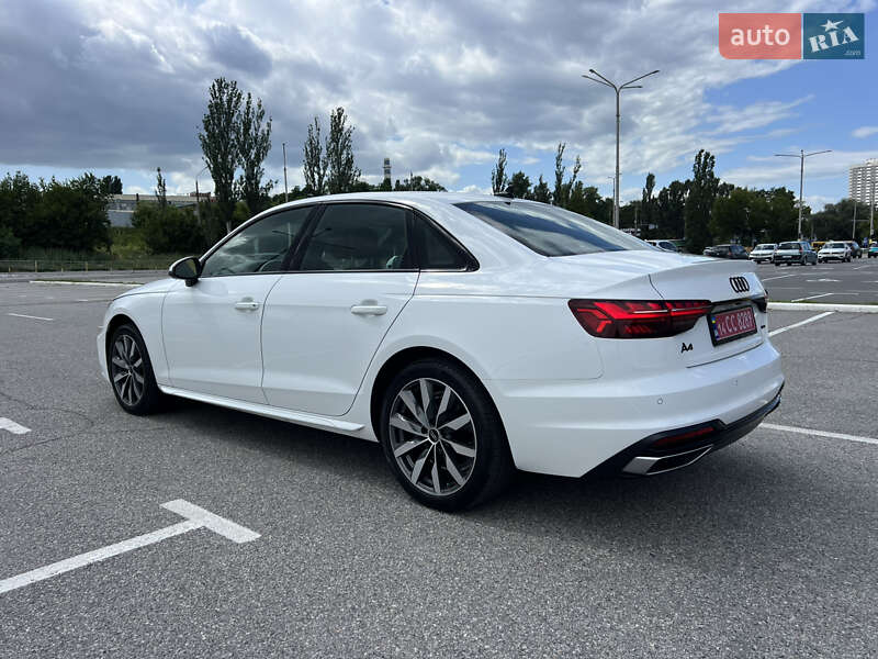 Седан Audi A4 2023 в Киеве