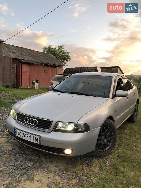 Седан Audi A4 1996 в Турке