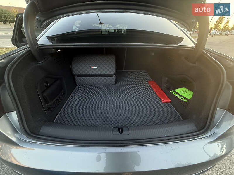 Седан Audi A4 2017 в Ужгороде