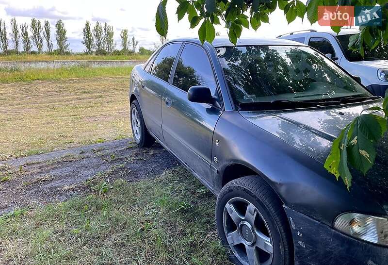 Седан Audi A4 1995 в Вольнянске