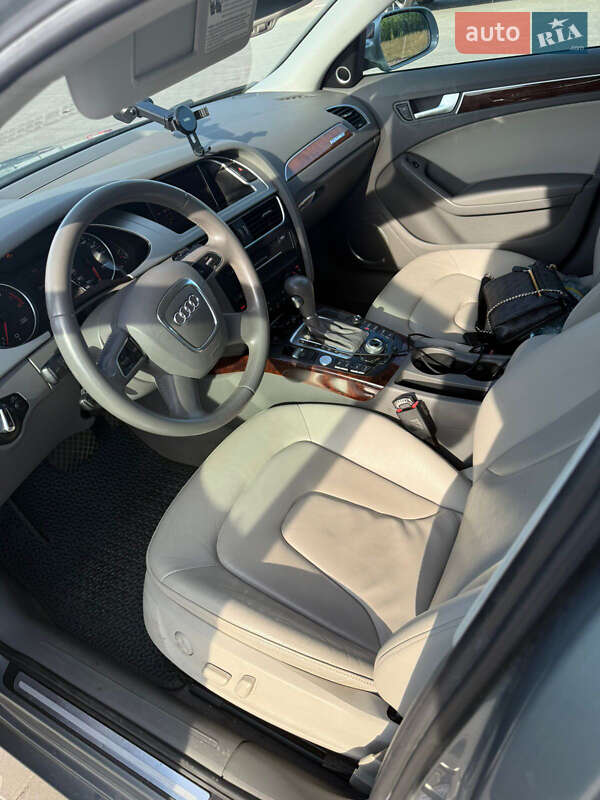 Седан Audi A4 2010 в Луцке