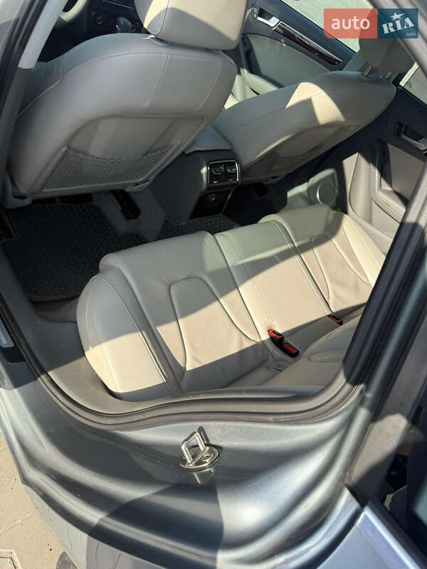 Седан Audi A4 2010 в Луцке