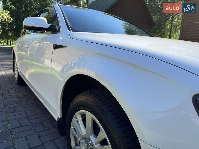 Седан Audi A4 2010 в Луцке