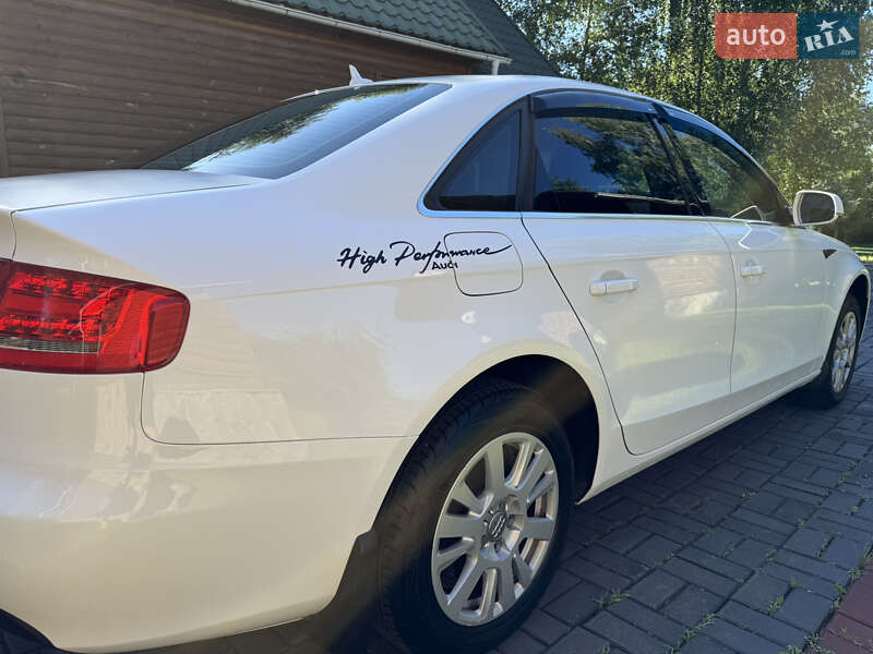Седан Audi A4 2010 в Луцке