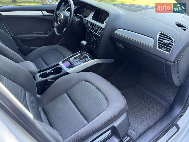Седан Audi A4 2010 в Луцке