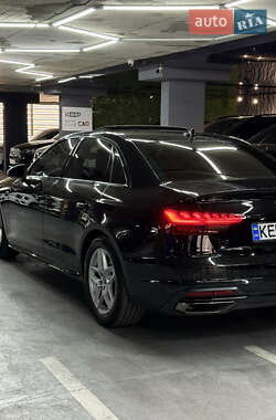 Седан Audi A4 2022 в 