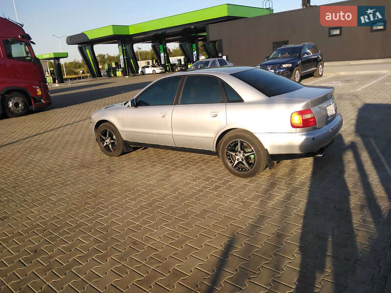 Седан Audi A4 1998 в Стрию