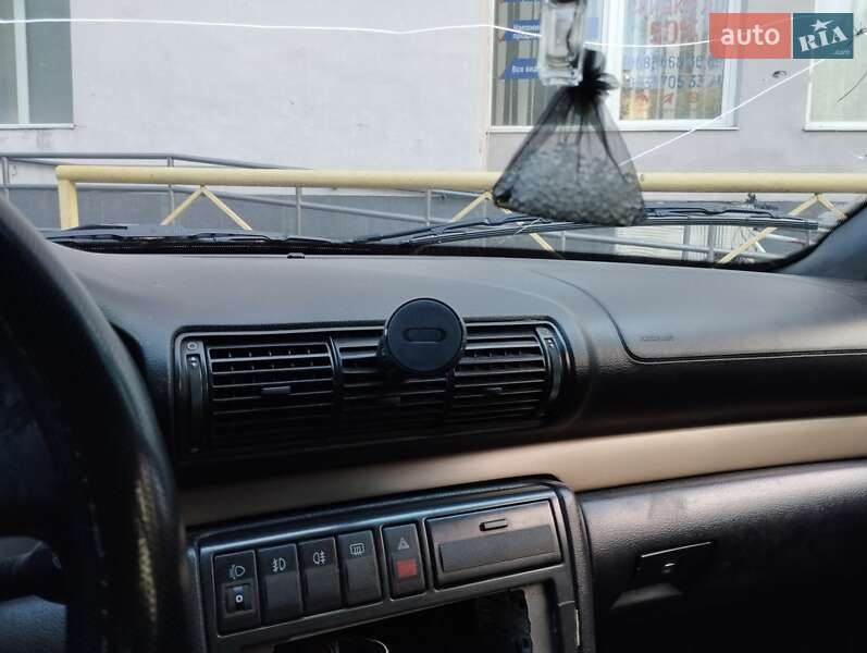 Седан Audi A4 1998 в 