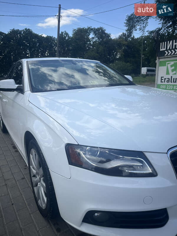 Седан Audi A4 2011 в Стрию