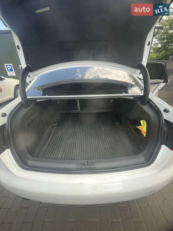 Седан Audi A4 2011 в Стрию