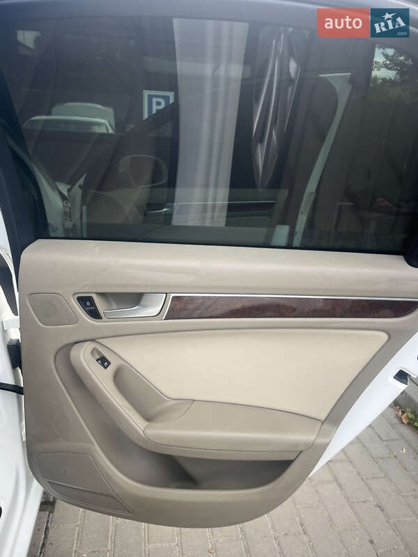 Седан Audi A4 2011 в Стрию