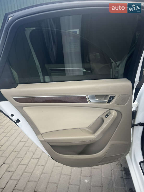 Седан Audi A4 2011 в Стрию