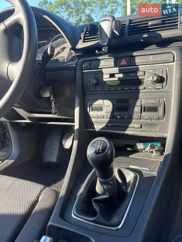Седан Audi A4 2003 в Ровно