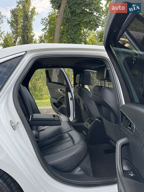 Седан Audi A4 2022 в Киеве