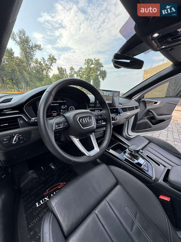 Седан Audi A4 2022 в Киеве