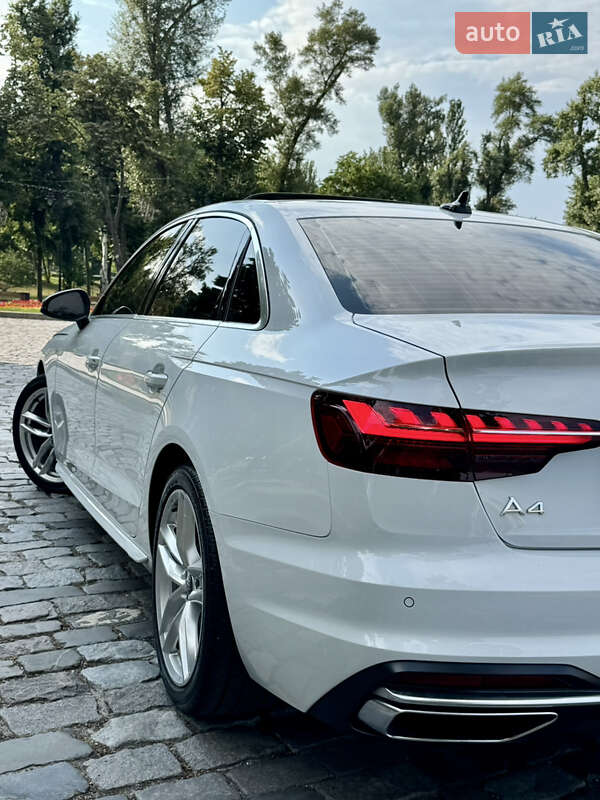 Седан Audi A4 2022 в Киеве