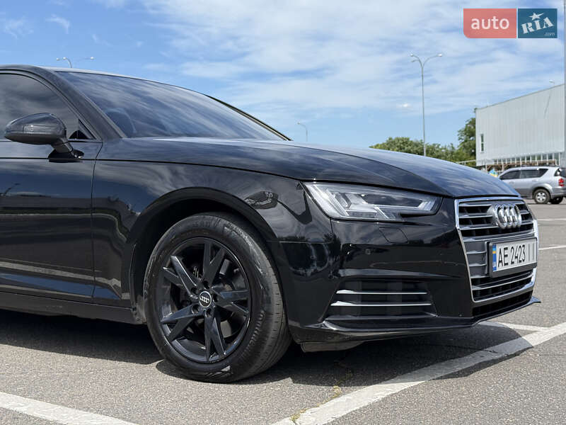 Седан Audi A4 2018 в Дніпрі