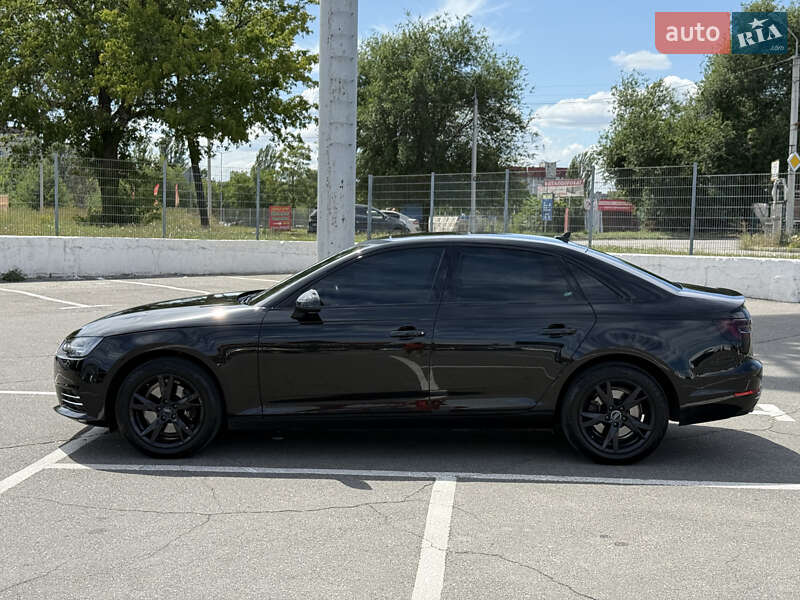 Седан Audi A4 2018 в Дніпрі