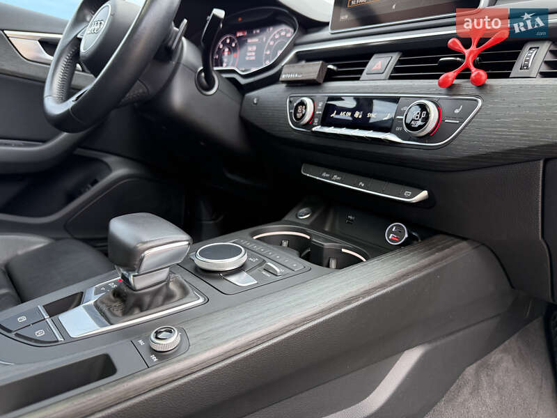Седан Audi A4 2018 в Дніпрі