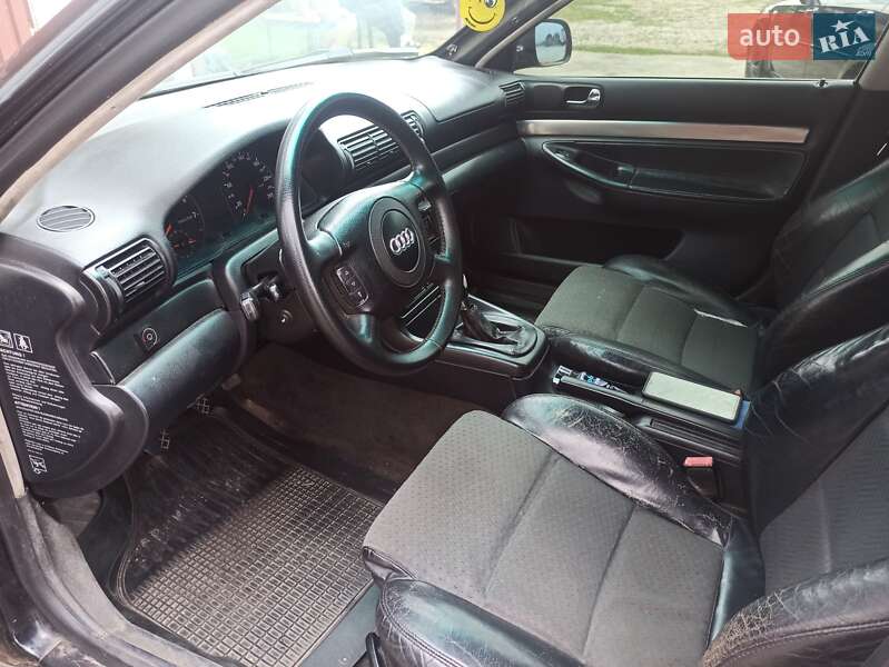 Седан Audi A4 1995 в Каневі