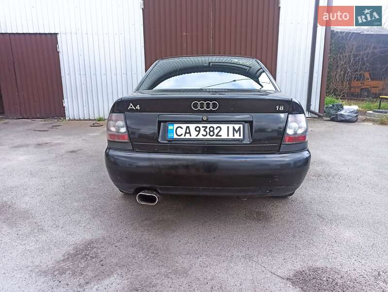 Седан Audi A4 1995 в Каневі