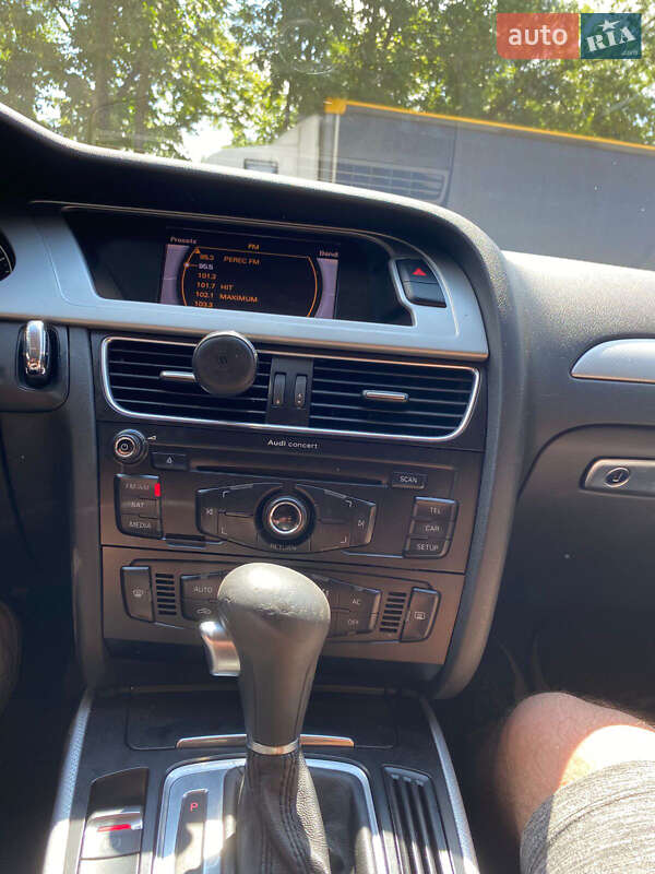 Седан Audi A4 2011 в Львові
