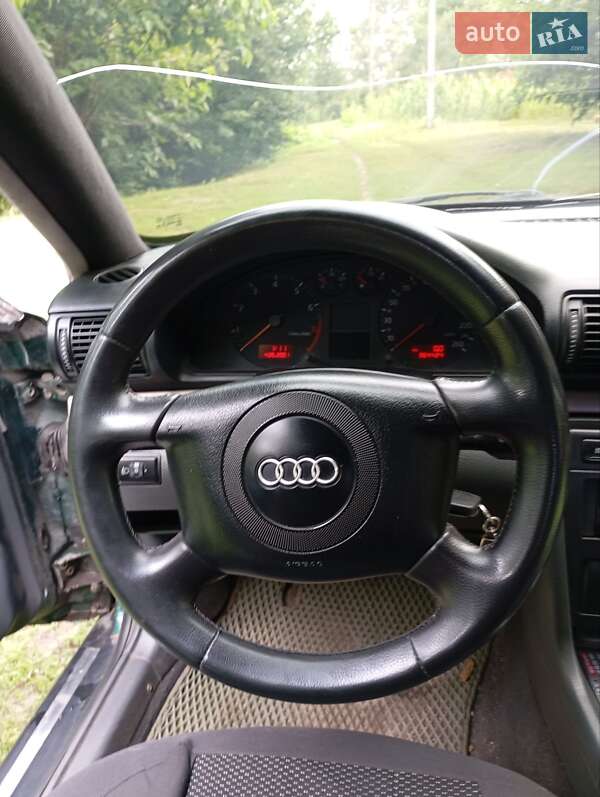 Седан Audi A4 2001 в Краснограді