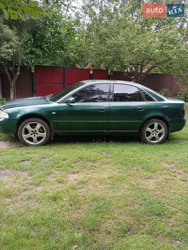 Седан Audi A4 2001 в Краснограді