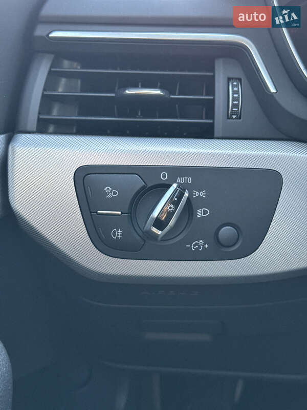 Седан Audi A4 2016 в Киеве