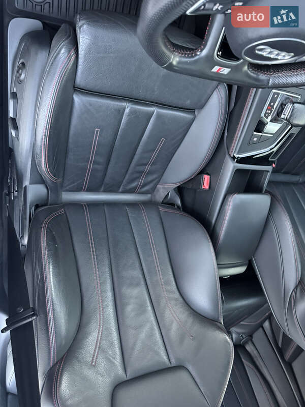 Седан Audi A4 2018 в Стрию