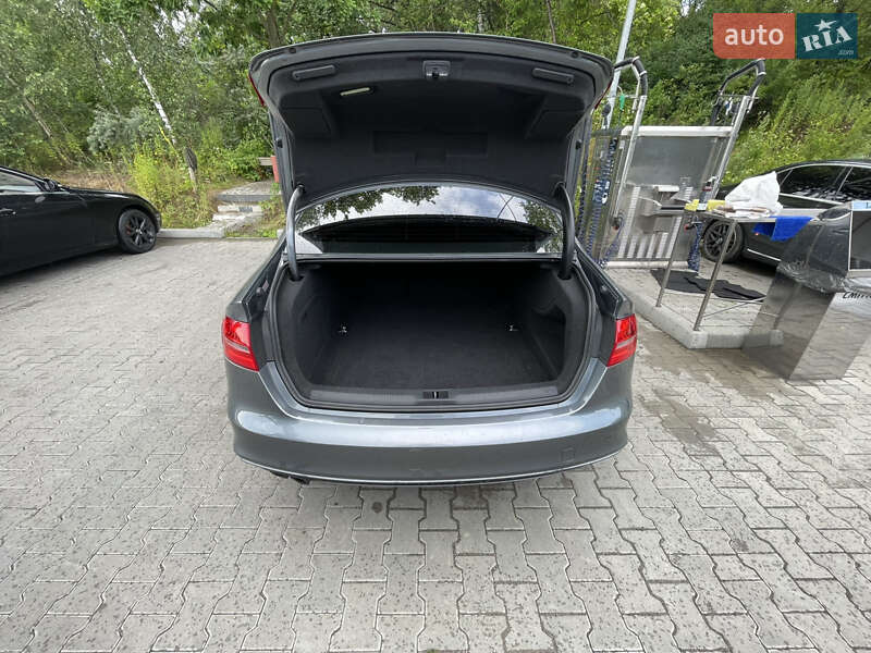 Седан Audi A4 2015 в Львові