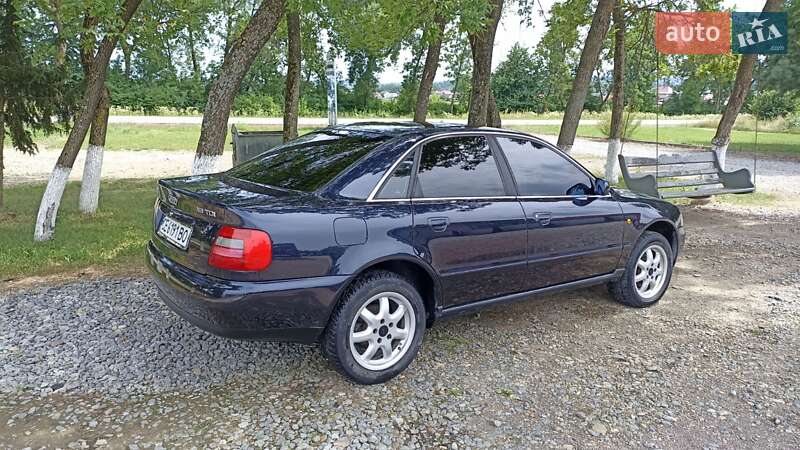 Седан Audi A4 1998 в Сторожинце