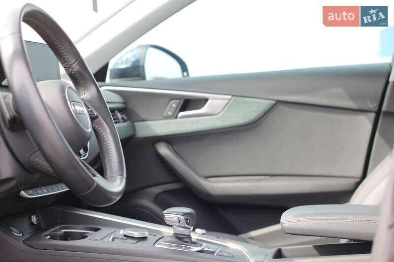 Седан Audi A4 2018 в Львове