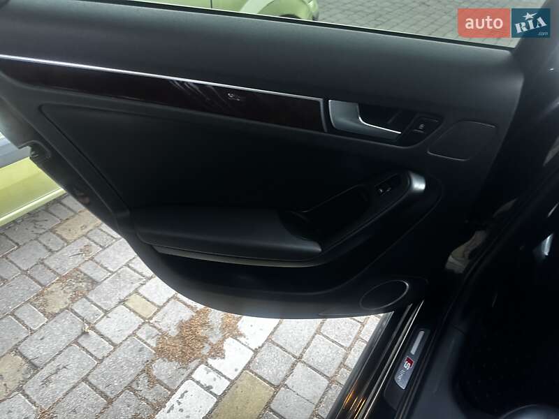 Седан Audi A4 2012 в Новгород-Северском