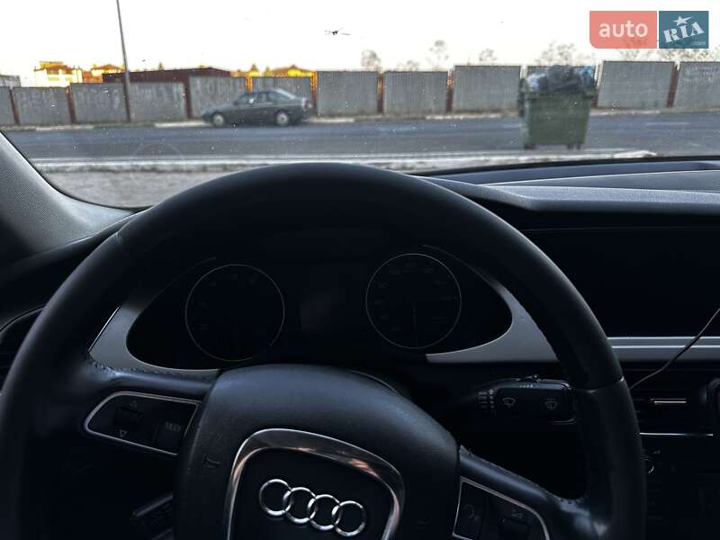 Седан Audi A4 2012 в Новгород-Северском