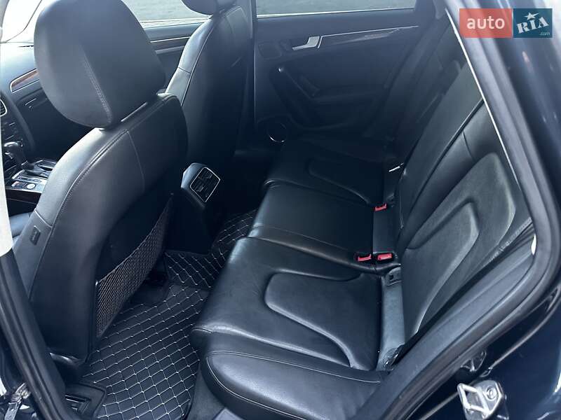 Седан Audi A4 2012 в Новгород-Северском