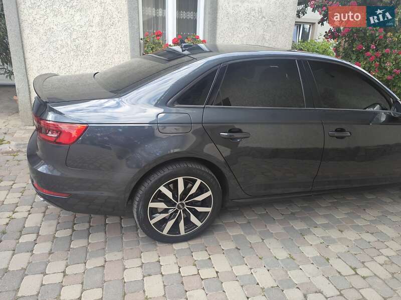 Седан Audi A4 2017 в Черновцах