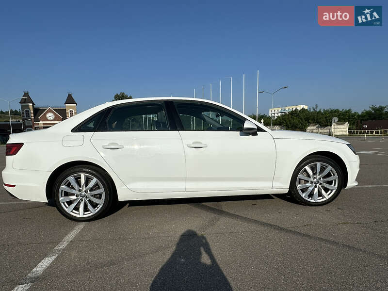 Седан Audi A4 2016 в Киеве