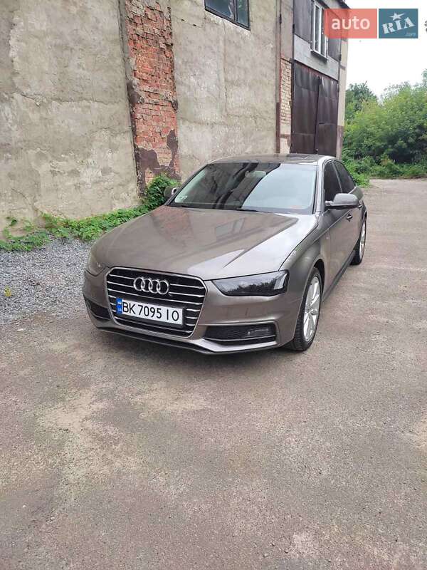 Седан Audi A4 2014 в Ровно